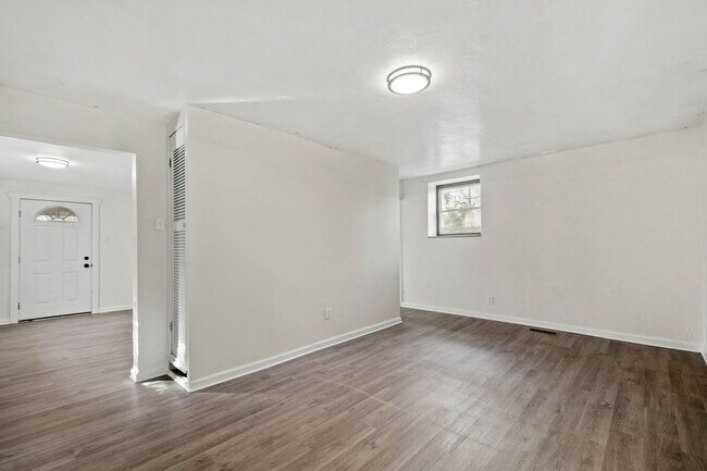 Building Photo - 1653 Suburban Ave