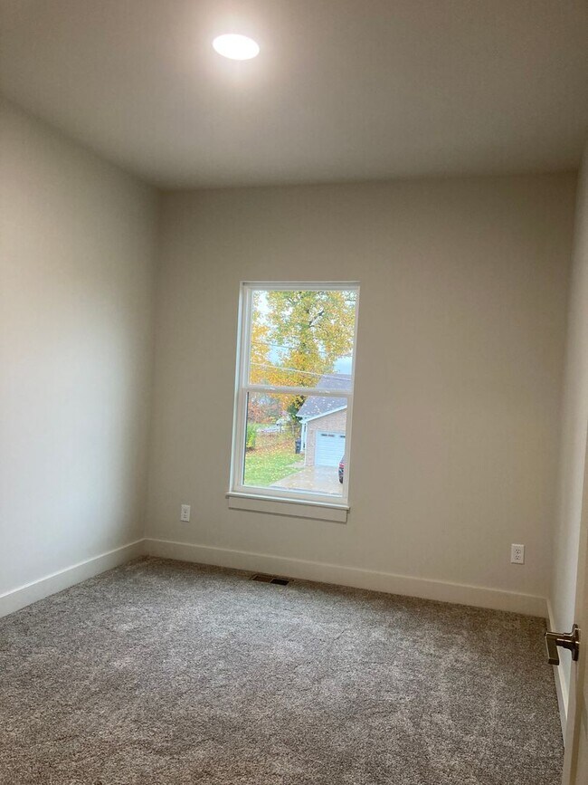 Building Photo - **LESS THAN 10 miles to Fort Knox**