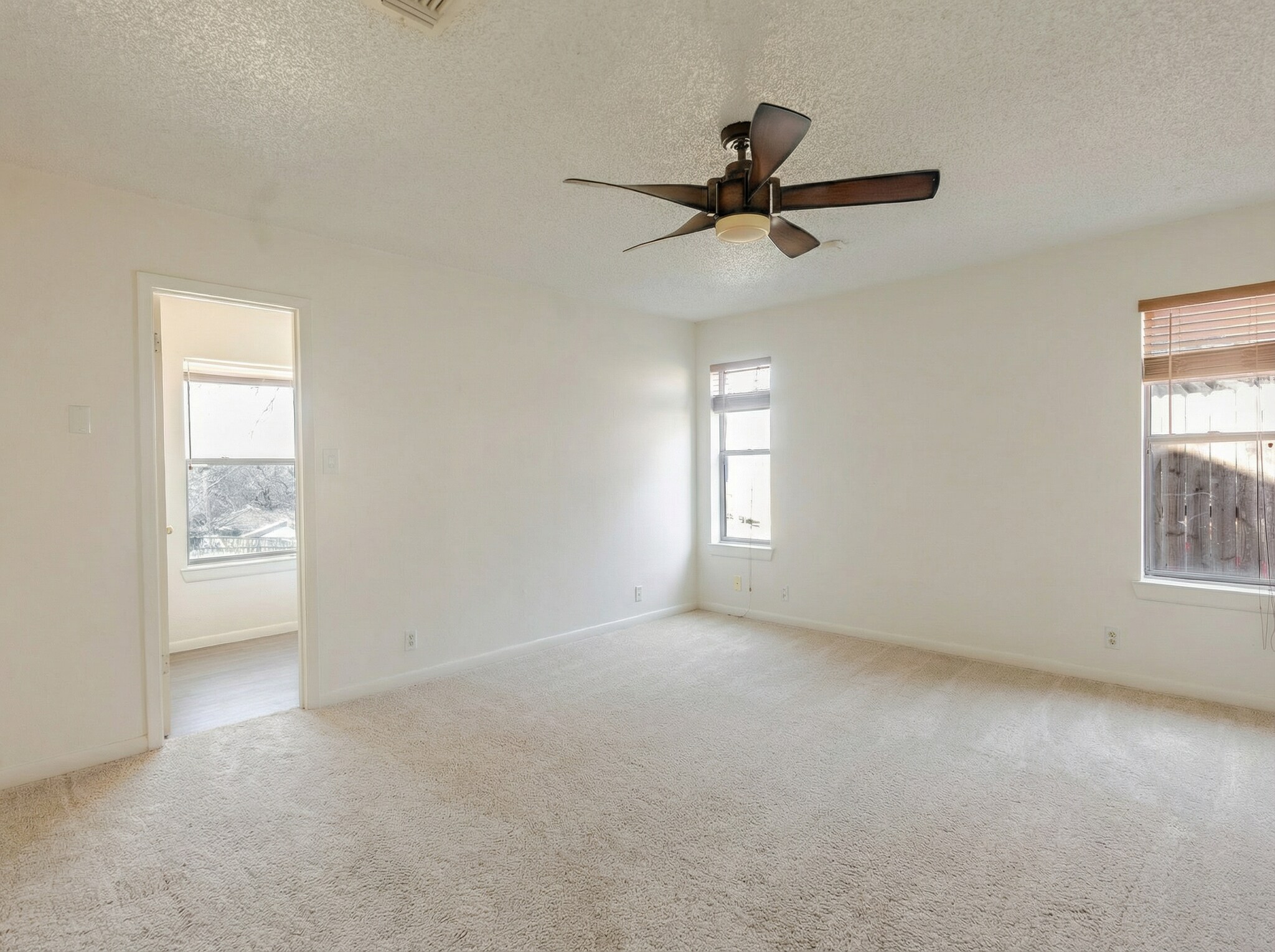 Building Photo - 504 Hilltop Dr