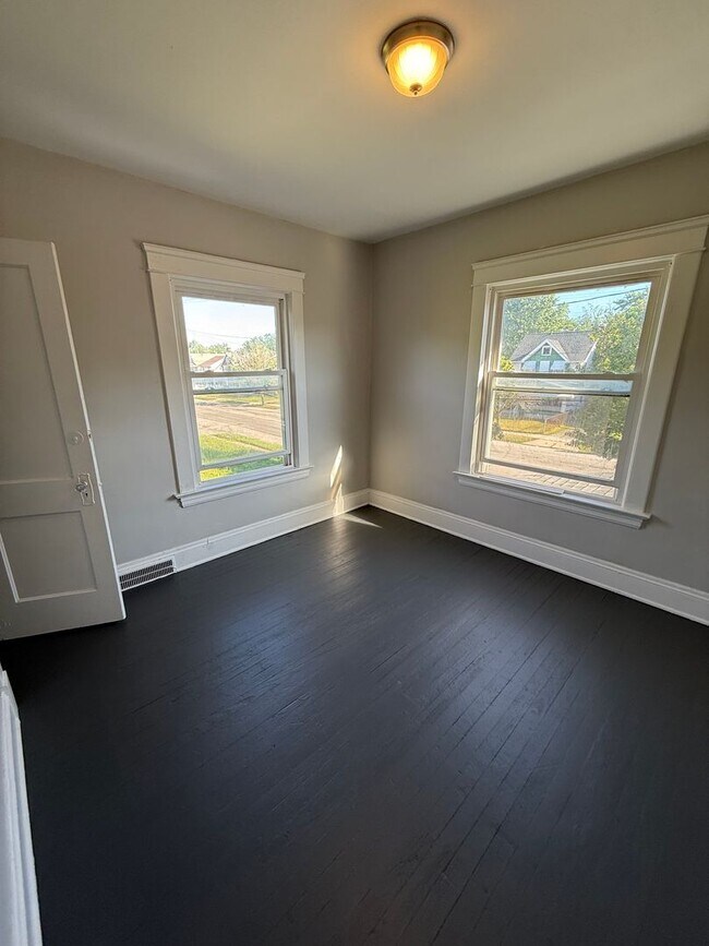 Building Photo - SECTION 8 & EDEN Accepted! - Fully Renovat...