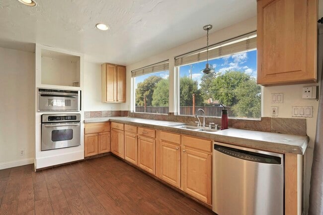 Building Photo - 451 Marengo Ave