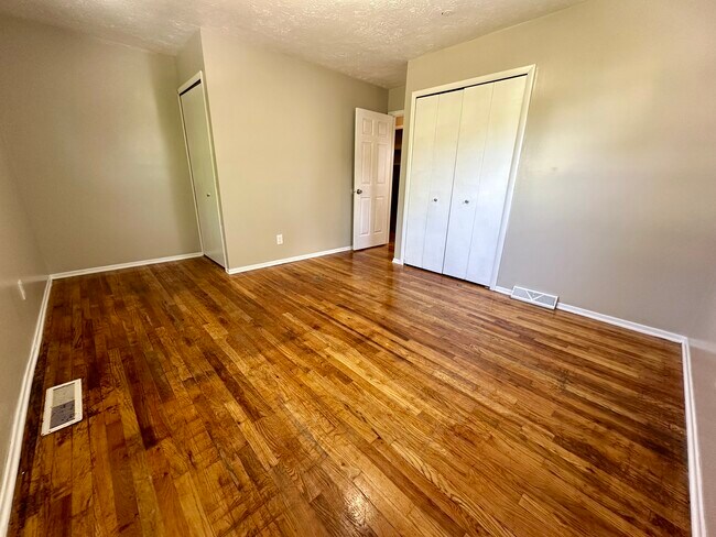 Building Photo - 1603 Woodland Ave NW