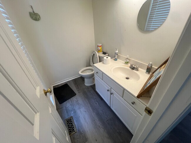 Building Photo - Room in Single Family Home on Daingerfield Dr