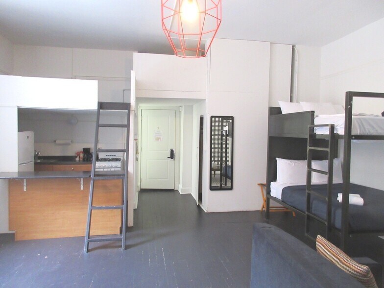 Building Photo - 245 W North Ave