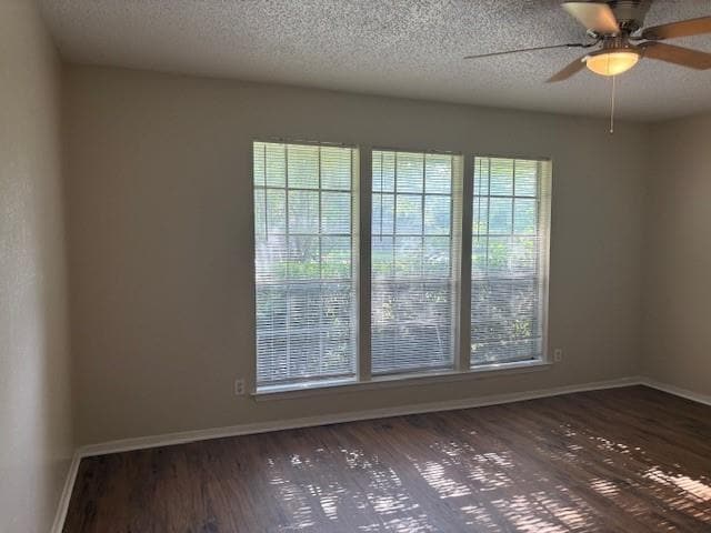 Building Photo - 715 Oakwood Ln