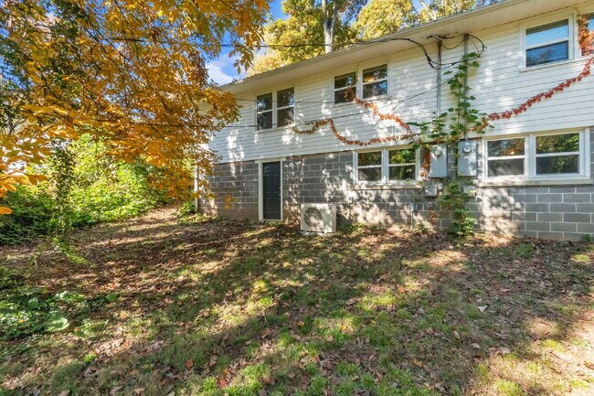 Building Photo - Updated 2-Bedroom 1-Bathroom Duplex in Spartanburg with Modern Finishes and Convenient Location! ...