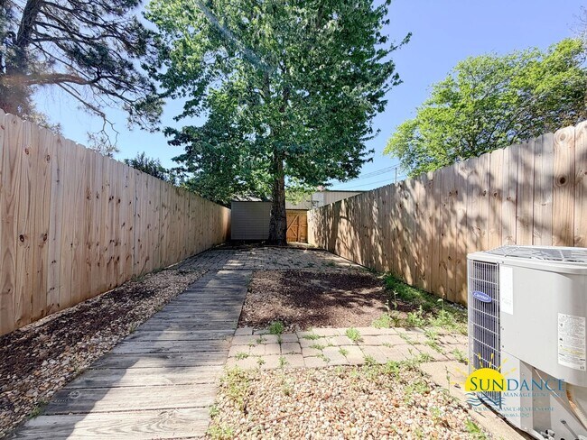 Building Photo - Charming 2BR townhome just steps from beautiful Cinco Bayou in Fort Walton Beach!