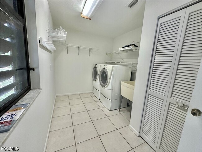 Building Photo - 209 Pinebrook Dr