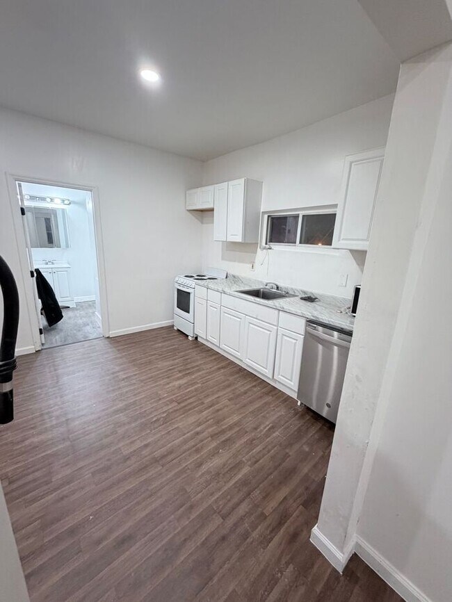 Building Photo - Inspected and Approved 3 Bedroom 1 Bath w PARKING & Appliances