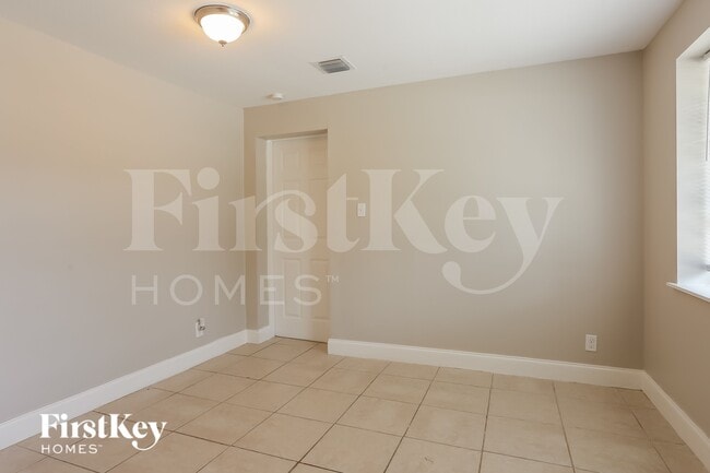 Building Photo - 1425 NE 29th St