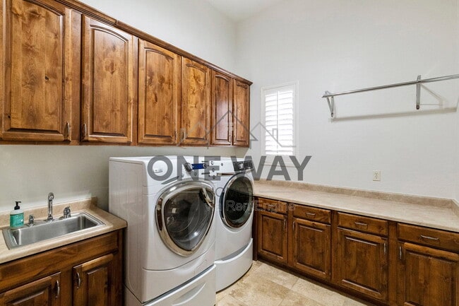 Building Photo - 4432 E Ford Ave