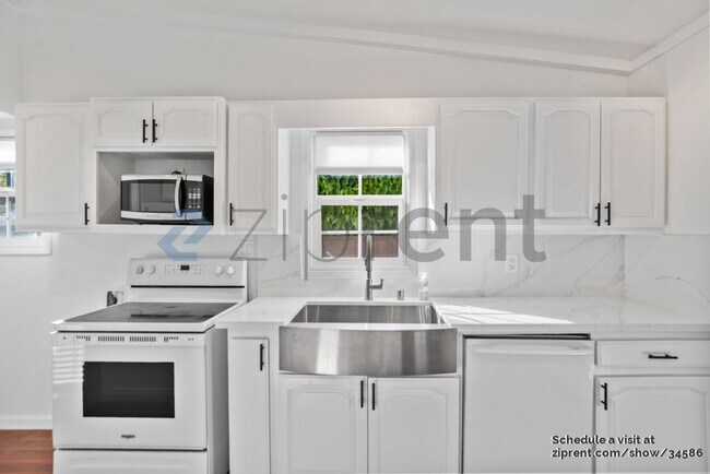 Building Photo - 246 St Andrews St