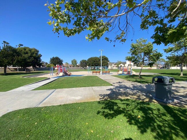 Building Photo - Two Bedroom Huntington Beach Townhouse w/ ...