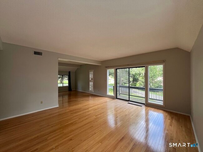 Building Photo - 302 Heritage Vlg