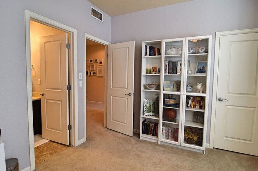 Building Photo - 5580 W 72nd Ave