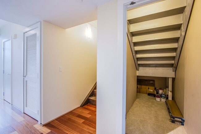 Building Photo - Absolutely stunning high rise loft at Metr...