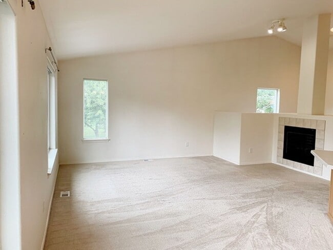 Building Photo - East Anchorage Townhouse with Yard, Garage, and W/D In unit! Close to JBER!