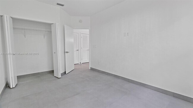 Building Photo - 15533 N Miami Lakeway