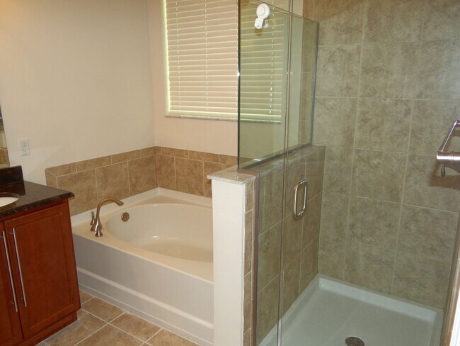 Building Photo - Spacious 4/2/2 home in south St Petersburg