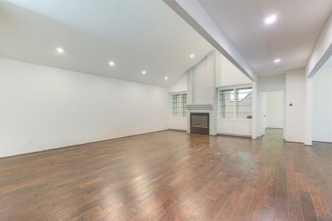 Building Photo - 2106 Shadybriar Dr
