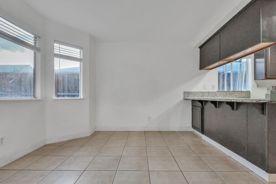 Building Photo - 940 Collegeview Dr