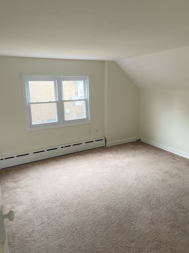 Building Photo - Recently Updated 3 Bedroom Cape Cod Home in Lincoln Place.  Available August.