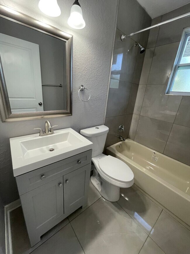 Building Photo - Charming Upstairs 2/1 - Available Now!
