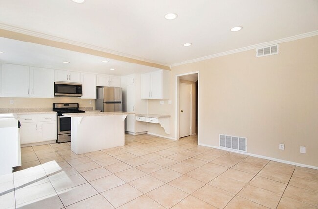 Building Photo - Live by the Lakeside -  Upgraded Spacious TOWNHOME in Lakeside Park