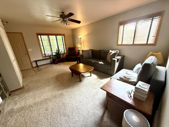 Building Photo - 1724 Canary Pl