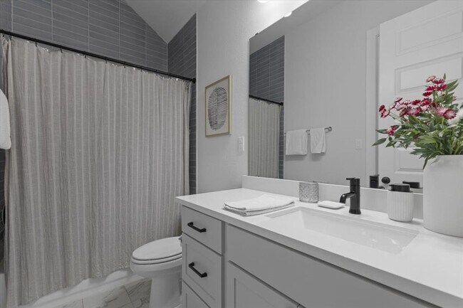 Building Photo - 557 Jefferson Dr