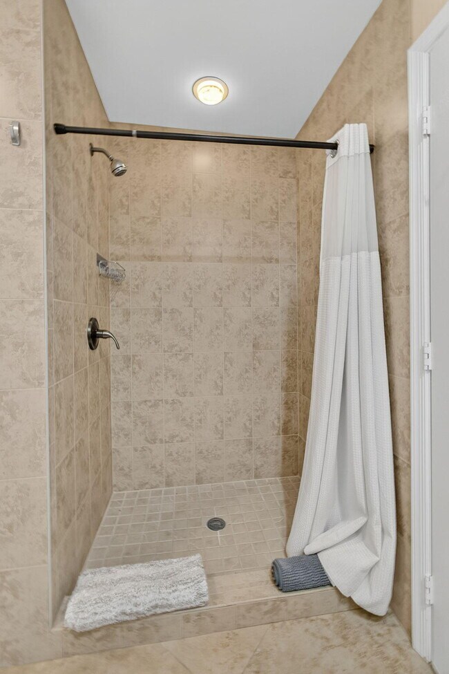 Building Photo - 8400 Heritage Club Dr