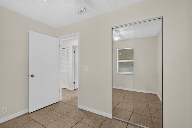 Building Photo - 308 Fern St