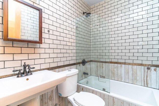 Building Photo - 208 Starr St