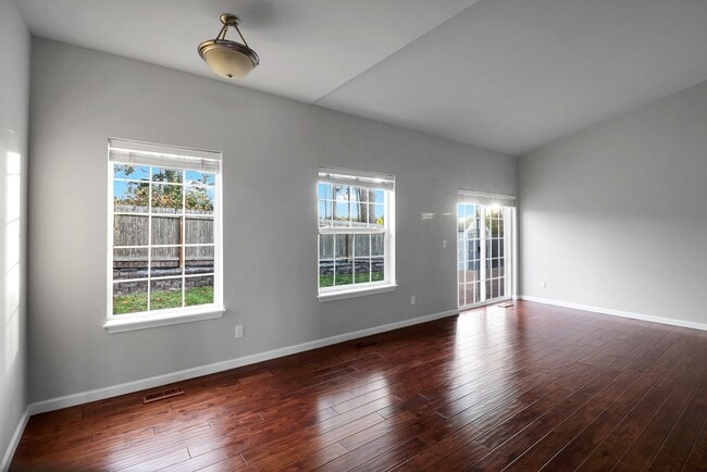 Building Photo - 3 Bed 2.5 Bath - Fireside - RV/Boat Parking - Fort Nugent Park