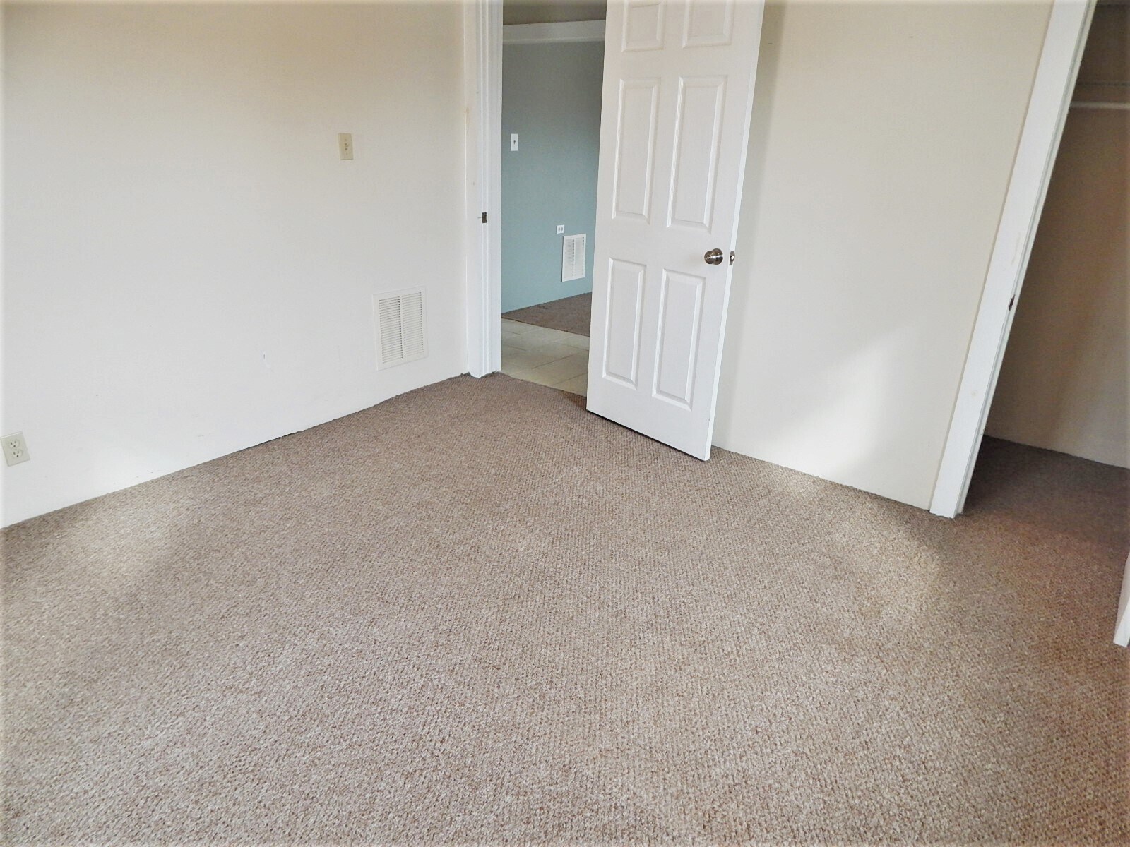 Bedroom - 109 W Chestnut St