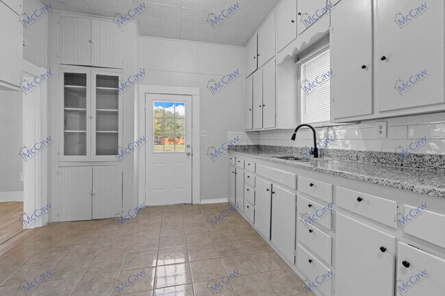Building Photo - 419 N Grand Ave