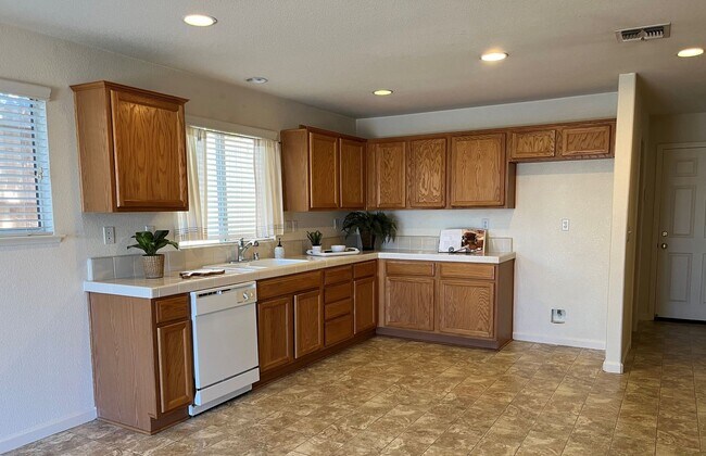 Building Photo - Nice 4 Bedroom Family Home for Rent in Great Rocklin Location