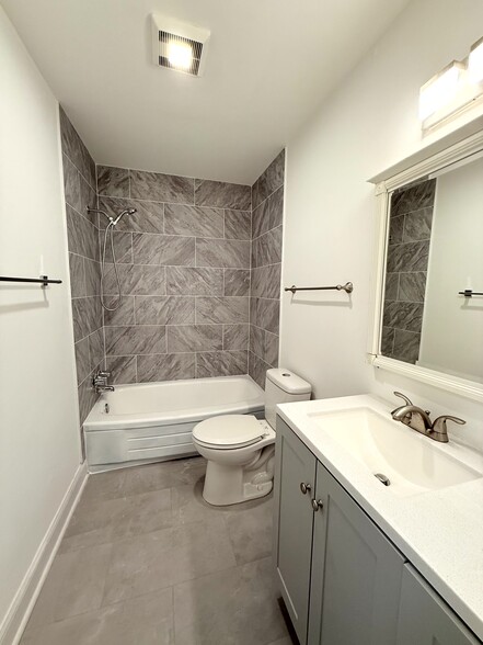 Main - Hallway Full Bath - 17624 Wheat Fall Dr