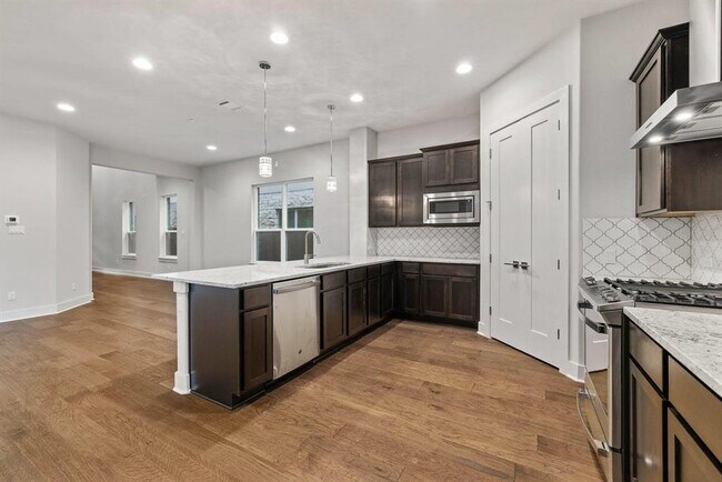Building Photo - 1328 Westborough Ln