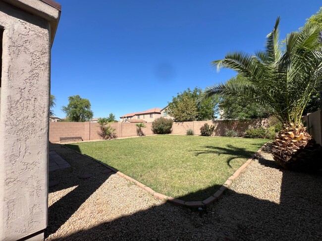 Building Photo - Ray & Signal Butte 4 Bedroom + loft/den
