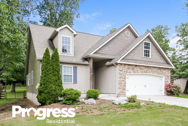 Building Photo - 305 Talon Dr SE