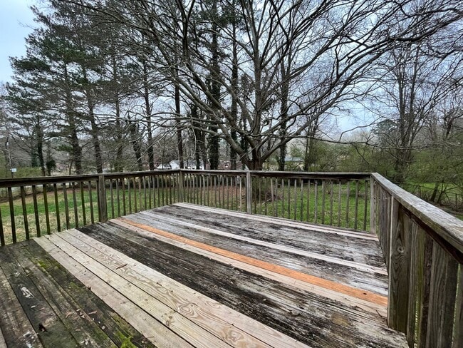 Building Photo - 3 Bedrooms, 1.5 Bathroom - Home in Sherwood Forest!