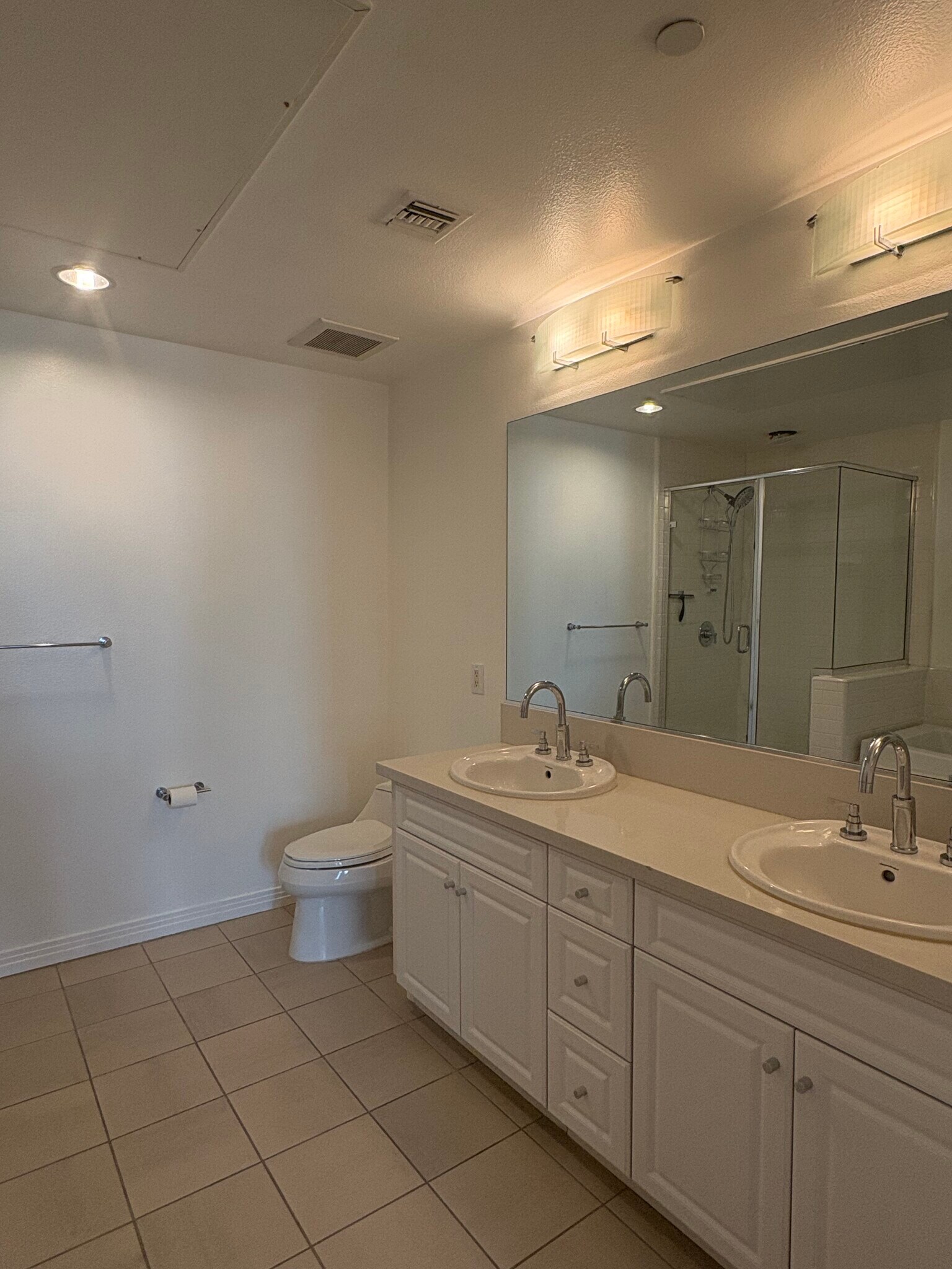 Primary Suite Bathroom - 4050 Glencoe Ave