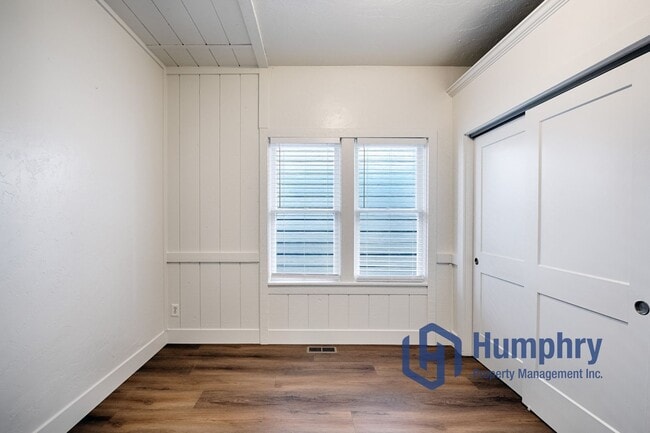 Building Photo - Charming home within walking distance to the greenbelt.