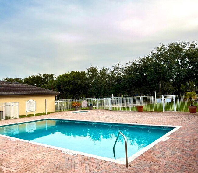 Building Photo - 2080 Greenview Shores Blvd
