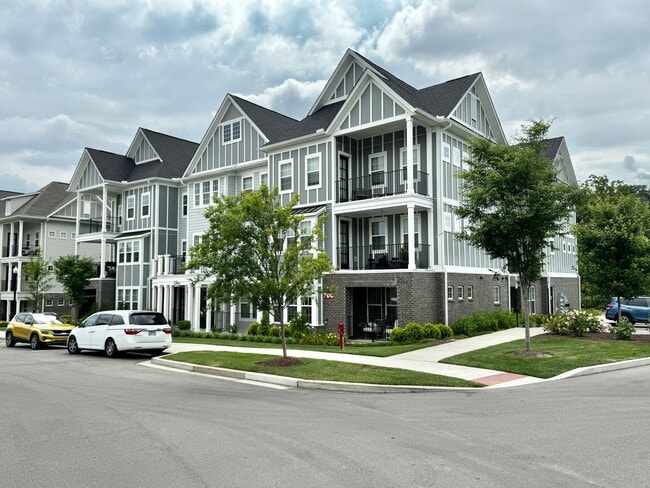 Building Photo - 2 Bed, 2 Bath Condo w/ Elevator Close to D...