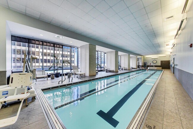 Building Photo - 225 N Columbus Dr