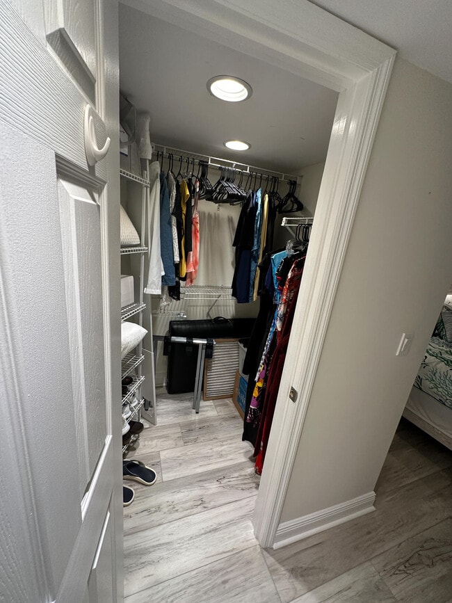 Building Photo - 5420 N Ocean Dr