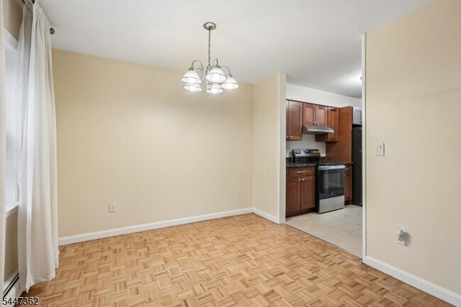 Building Photo - 135 S Maple Ave