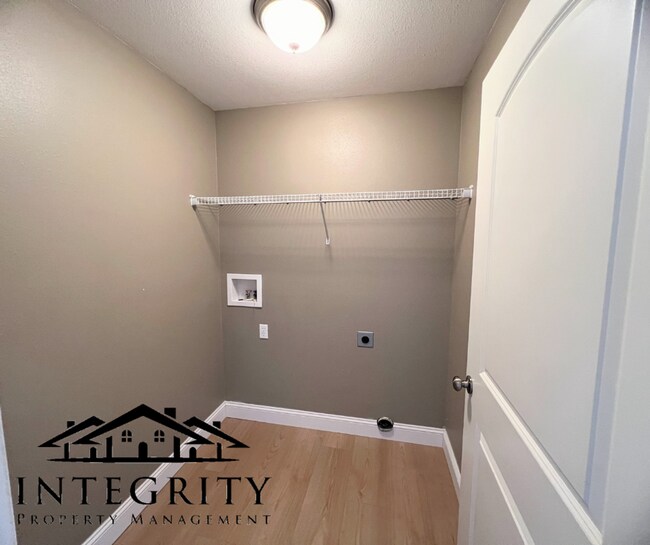 Building Photo - Fenced home close to West Gate of FLW!